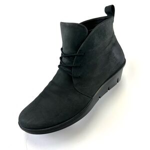 Ecco Skyler nubuck laceup low wedge womens boots Size 38
Leather chukka